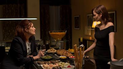 Basada en hechos reales, Ambiente opresivo y personalidades complejas