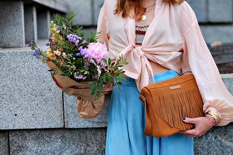 camisa anudada, croptop de crochet, pantalon en denim xxl y converse