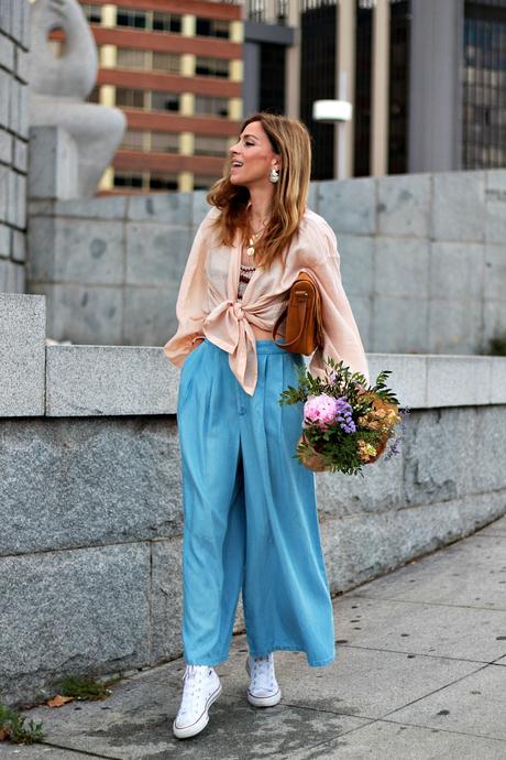 camisa anudada, croptop de crochet, pantalon en denim xxl y converse