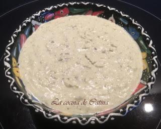 Dip de yogur, feta y aceitunas con minicrespillos cartageneros