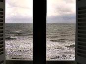 Tras ventana