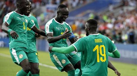 Jugadores de Senegal celebran uno de los goles ante Polonia