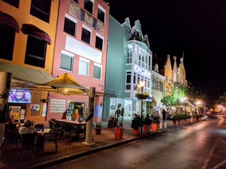 Willemstad a la noche. Curazao Willemstad a la noche. Curazao