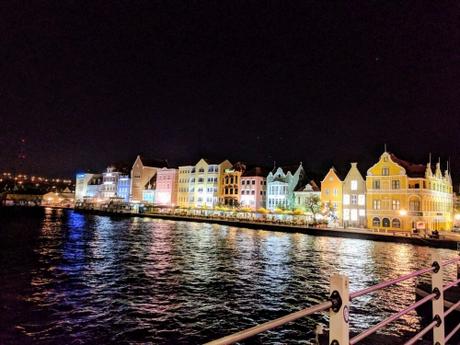 Willemstad a la noche. Curazao Willemstad a la noche. Curazao