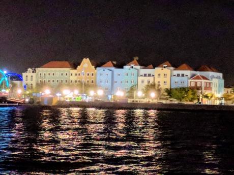 Willemstad a la noche. Curazao Willemstad a la noche. Curazao