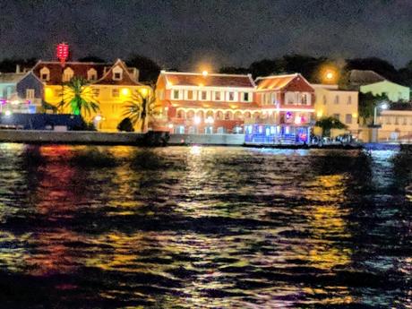Willemstad a la noche. Curazao Willemstad a la noche. Curazao