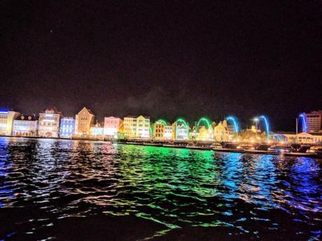 Willemstad a la noche. Curazao Willemstad a la noche. Curazao
