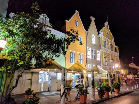 Willemstad a la noche. Curazao Willemstad a la noche. Curazao