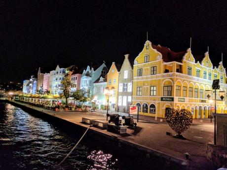 Willemstad a la noche. Curazao Willemstad a la noche. Curazao