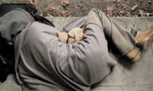 Mujer deja que un vagabundo duerma en su casa sin esperar lo que haría a mitad de la noche reflexiones de vida