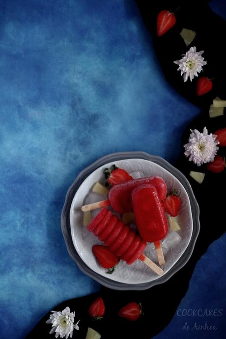 Polos de fresa, piña y Malibú. Cóctel helado. Cookcakes de Ainhoa