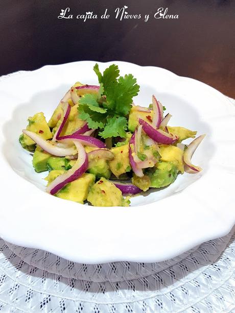 Ensalada de aguacate y cebolla morada con cilantro