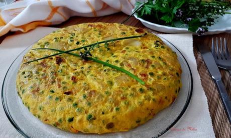 Tortilla de patatas con guisantes con jamón