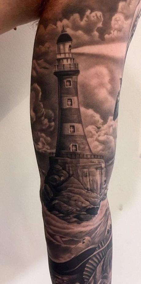 Decidieron tatuarse un faro en los brazos y el resultado es exelente