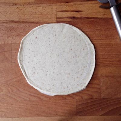 masa para empanadas chilenas horneadas via elgatogoloso.com