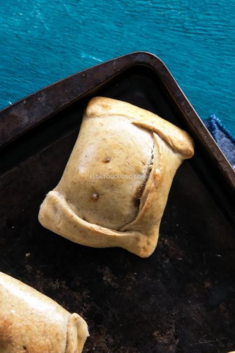 masa para empanadas chilenas horneadas via elgatogoloso.com