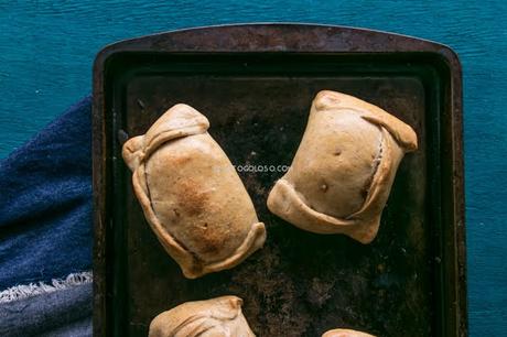 masa para empanadas chilenas horneadas via elgatogoloso.com