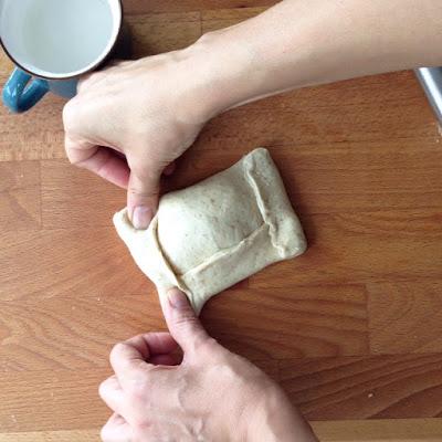 masa para empanadas chilenas horneadas via elgatogoloso.com