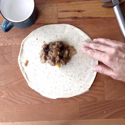 masa para empanadas chilenas horneadas via elgatogoloso.com