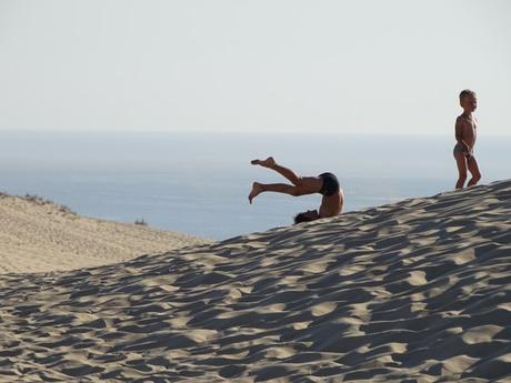 niños diversion duna pilat francia france revolcarse arena