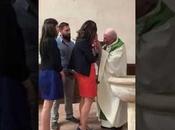 Sacerdote Golpea Bebé Cara Llorar Durante Bautismo