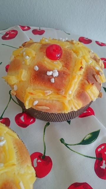 Cocas de San Juan con crema