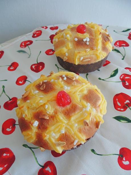 Cocas de San Juan con crema