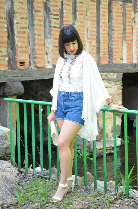Kimono de flecos y encaje Kimono de flecos y encaje