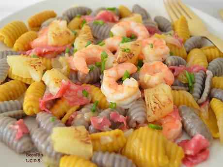 Gnocchi de cúrcuma y zanahoria morada con langostinos