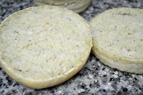 Bollos de pan con semillas de amapola con masa madre