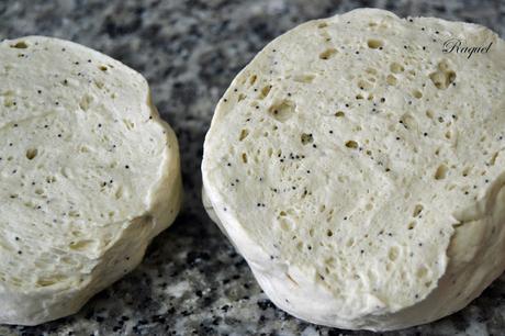 Bollos de pan con semillas de amapola con masa madre