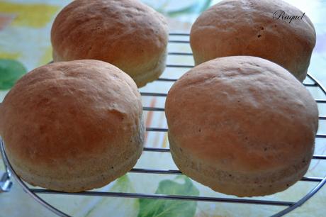 Bollos de pan con semillas de amapola con masa madre