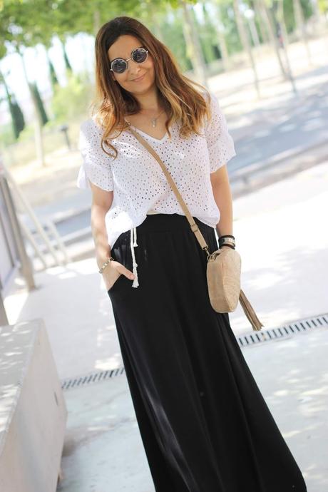 Look relajado con falda larga negra Look relajado con falda larga negra