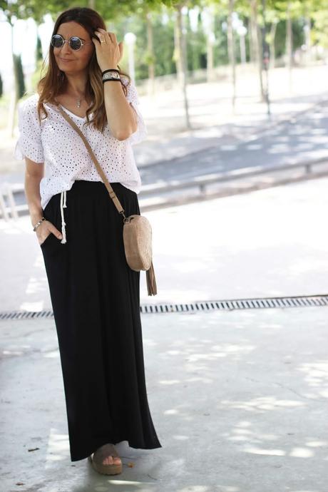 Look relajado con falda larga negra Look relajado con falda larga negra