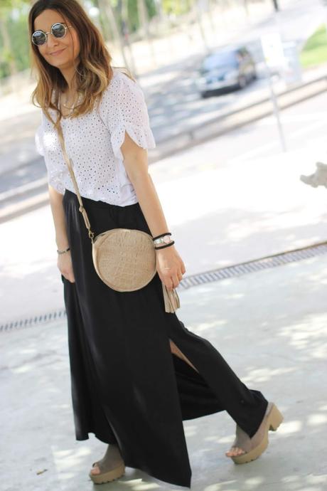Look relajado con falda larga negra Look relajado con falda larga negra