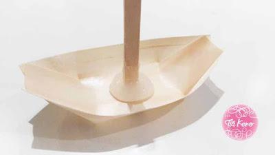 Un barco velero de madera