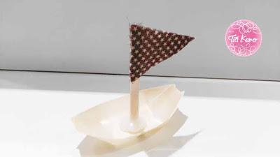 Un barco velero de madera