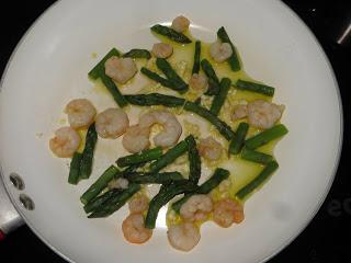 PASTA CON ESPÁRRAGOS TRIGUEROS Y GAMBAS PASTA CON ESPÁRRAGOS TRIGUEROS Y GAMBAS