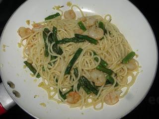 PASTA CON ESPÁRRAGOS TRIGUEROS Y GAMBAS
