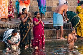 Ceremonia al sol en las orillas del rĂo Ganges en BenarĂŠs. Viajes_India_Benares