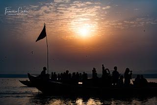 Las barcas de turistas sobre el rĂo Ganges para ver amanecer. BenarĂŠs. Viajes_India_Benares