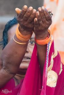 Una mujer presenta sus ofrendas al sol junto al rĂo Ganges en BenarĂŠs Viajes_India_Benares