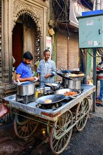 Puesto callejero de comida en el barrio viejo de BenarĂŠs. Viajes_India_Benares