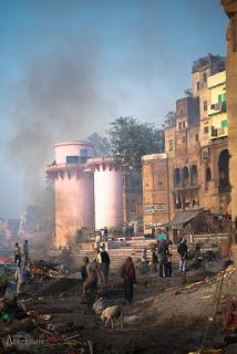 Uno de los tres crematorios en los Ghats del rĂo Ganges. BenarĂŠs. Viajes_India_Benares