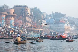 Barcas de turistas frente a los ghats del rĂo Ganges. Viajes_India_Benares