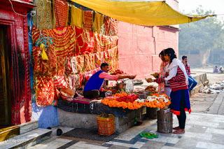 Puesto a la entrada del templo Shri Durga Temple en el centro de BenarĂŠs. Viajes_India_Benares