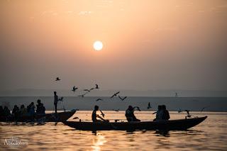 Amanecer dorado en el rĂo Ganges en BenarĂŠs Viajes_India_Benares