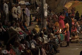 Miles de fieles presencian una ceremonia Aarti en el rĂo Ganges. BenarĂŠs. Viajes_India_Benares