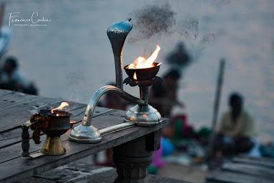 Lampara de aceite para la ceremonia junto al río Ganges en Benarés Viaje_India_Benares