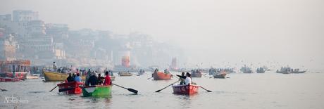 La bruma convierte en mágico el amanecer en el río Ganges. Viaje_India_Benares